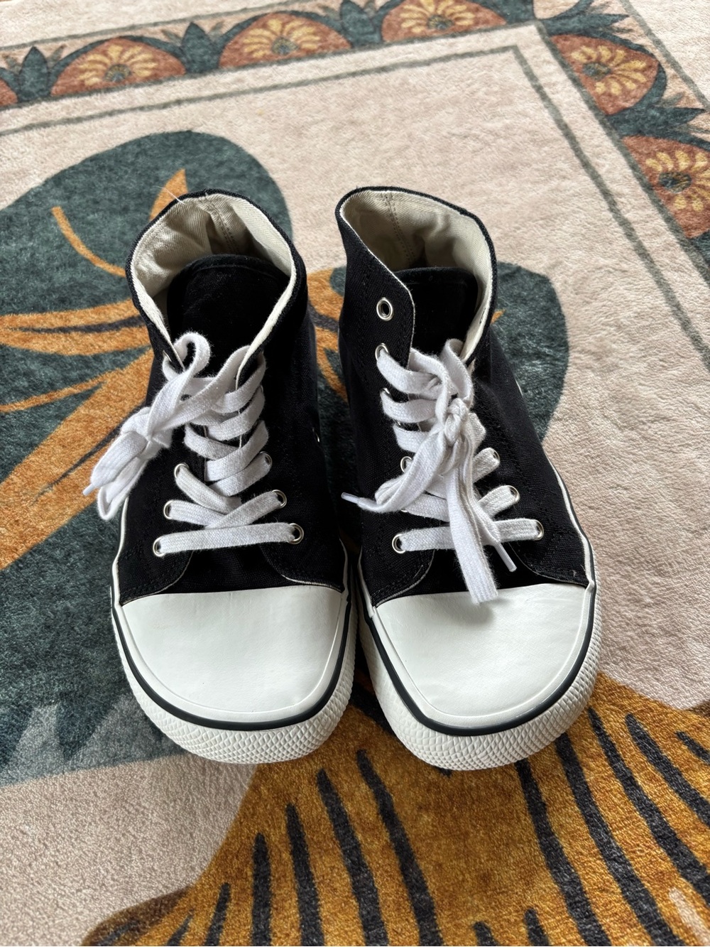 Barefoot “converse” - Picture 2 of 6